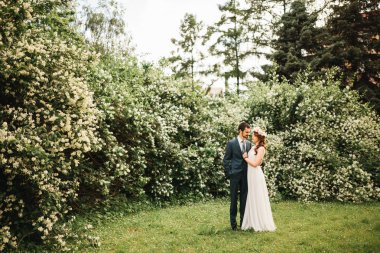 Romantik anlar dışında zevk genç Düğün çifti