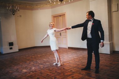 Romantik anlar dışında zevk genç Düğün çifti