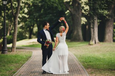 Romantik anlar dışında zevk genç Düğün çifti