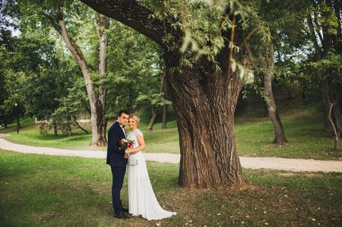 Romantik anlar dışında zevk genç Düğün çifti