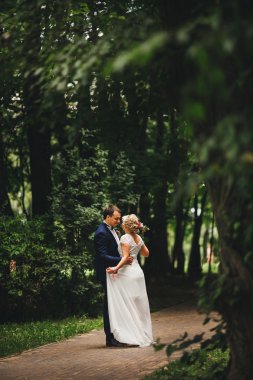 Romantik anlar dışında zevk genç Düğün çifti