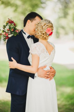 Romantik anlar dışında zevk genç Düğün çifti