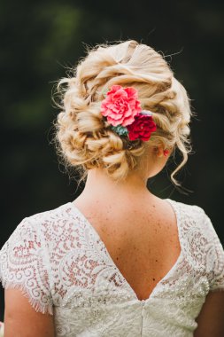 Güzel genç gelin düğün makyaj ve saç modeli ile