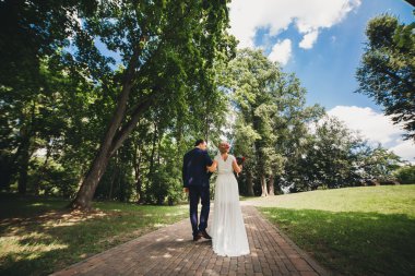 Gelin ve damat onların düğün günü romantik bir an olması
