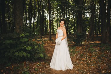 Güzel gelin düğün gününde poz veriyor