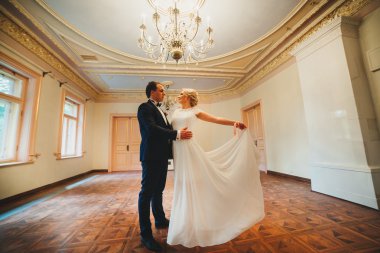 Gelin ve damat onların düğün günü romantik bir an olması