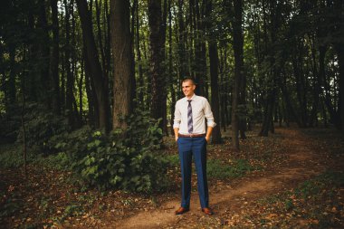 Takım elbiseli seksi adam portresi