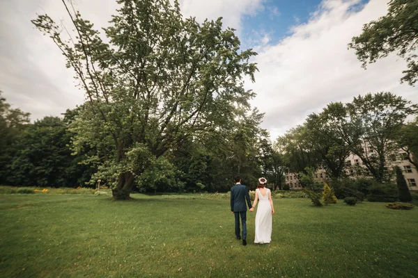 Casal jovem desfrutando de momentos românticos fora — Fotografia de Stock