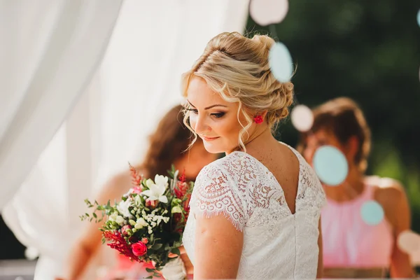 Bella giovane sposa con trucco di nozze e acconciatura — Foto Stock