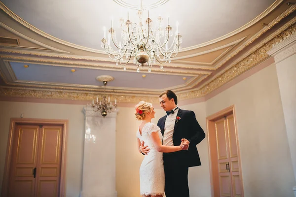 Casal jovem desfrutando de momentos românticos fora — Fotografia de Stock