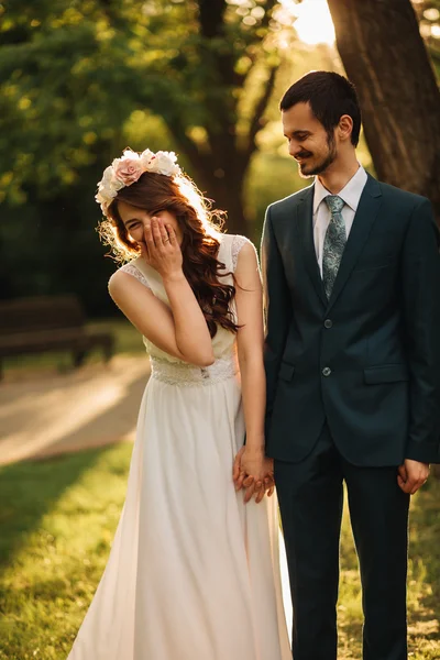 Jonge bruidspaar genieten van romantische momenten buiten — Stockfoto