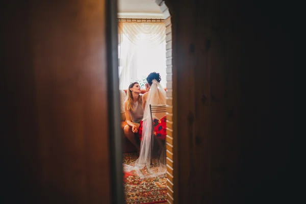 아름 다운 신부의 초상화입니다. 신부의 아침입니다. 결혼식 날 아침입니다. 메이크업입니다. 긴 곱슬 머리 소녀. — 스톡 사진