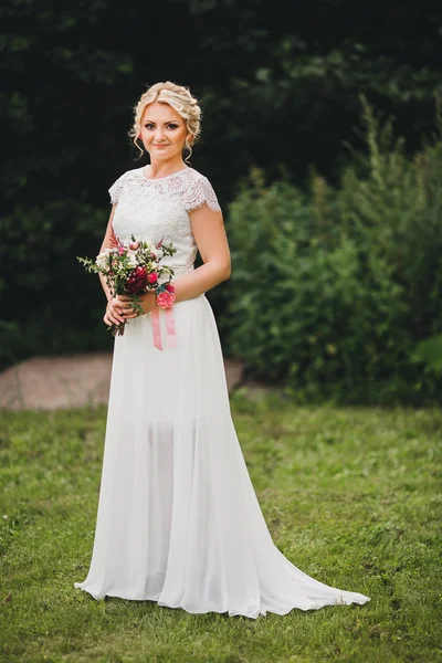 Hermosa novia joven con maquillaje de boda y peinado — Foto de Stock