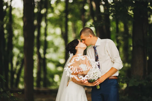 Giovane coppia di nozze godendo momenti romantici al di fuori — Foto Stock