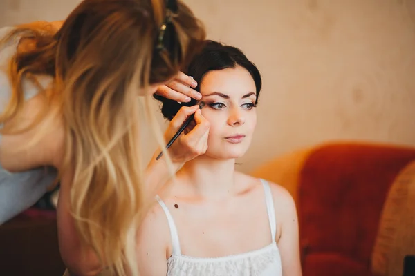 Retrato de noiva bonita. Manhã da noiva. Manhã de casamento. Maquiagem. menina com cabelo ondulado longo . — Fotografia de Stock