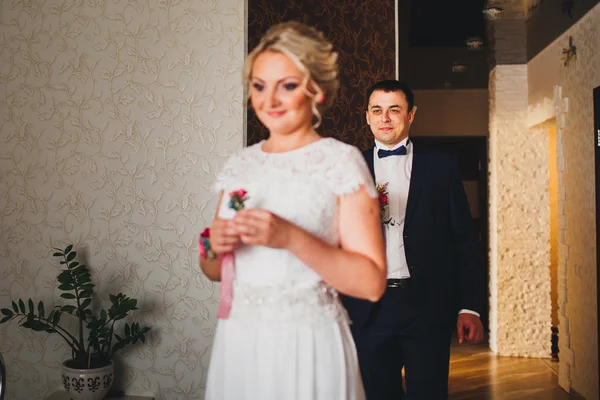 Jonge bruidspaar genieten van romantische momenten buiten — Stockfoto