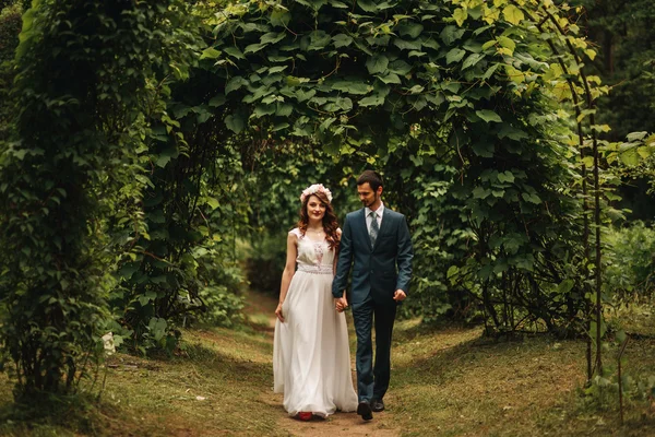 Jonge bruidspaar genieten van romantische momenten buiten — Stockfoto