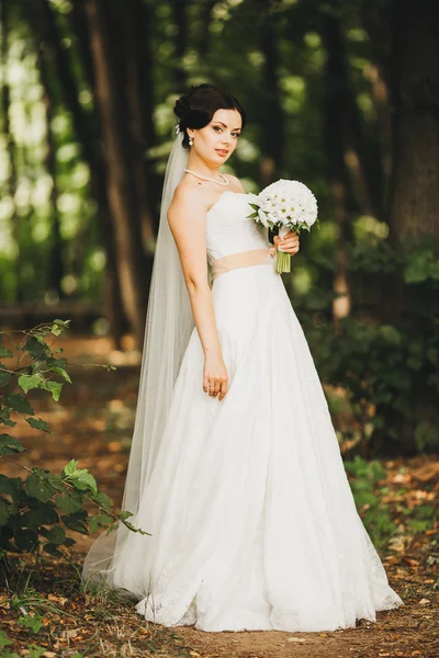 Красивая молодая невеста со свадебным макияжем и прической — стоковое фото