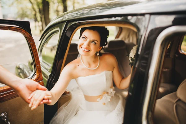 Mariée et marié dans une voiture — Photo