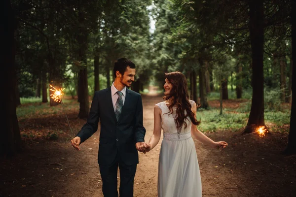 Junges Hochzeitspaar genießt romantische Momente draußen — Stockfoto