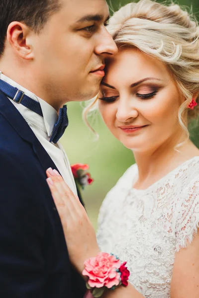 Novia y novio teniendo un momento romántico en el día de su boda —  Fotos de Stock