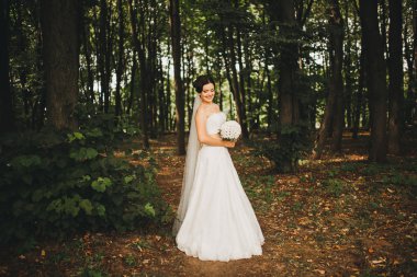 Güzel genç gelin düğün makyaj ve saç modeli ile