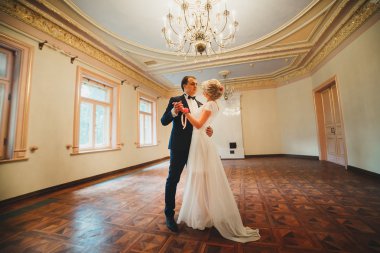 Romantik anlar dışında zevk genç Düğün çifti