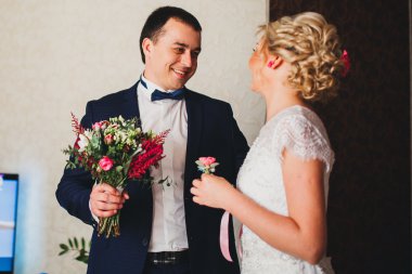 Gelin ve damat onların düğün günü romantik bir an olması