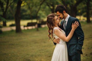 Romantik anlar dışında zevk genç Düğün çifti