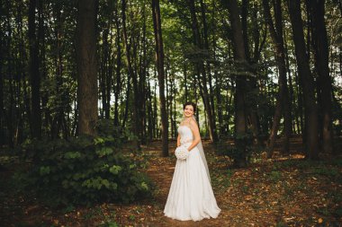 Güzel genç gelin düğün makyaj ve saç modeli ile