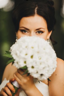 Güzel genç gelin düğün makyaj ve saç modeli ile
