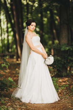 Güzel genç gelin düğün makyaj ve saç modeli ile