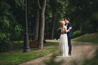 Gelin ve damadın düğün fotoğrafı.