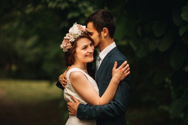 Gelin ve damadın düğün fotoğrafı.