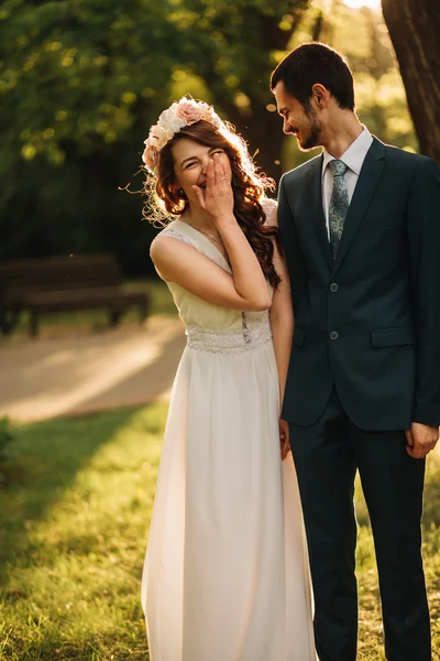 Bruid en bruidegom met een romantisch ogenblik op hun trouwdag — Stockfoto