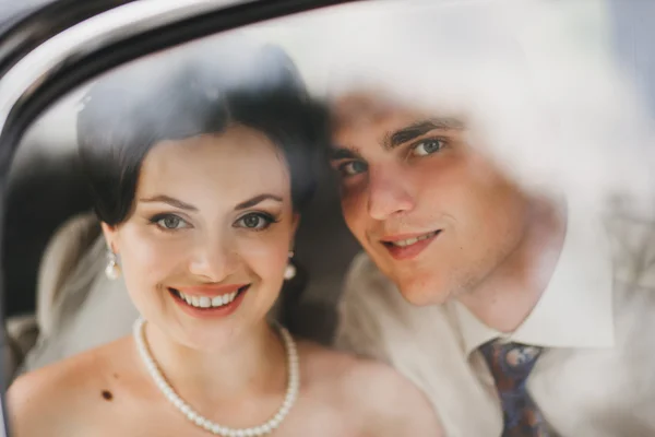 Az autóban, a gyönyörű menyasszony — Stock Fotó