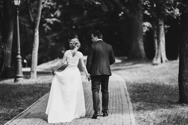 Jonge bruidspaar genieten van romantische momenten buiten — Stockfoto