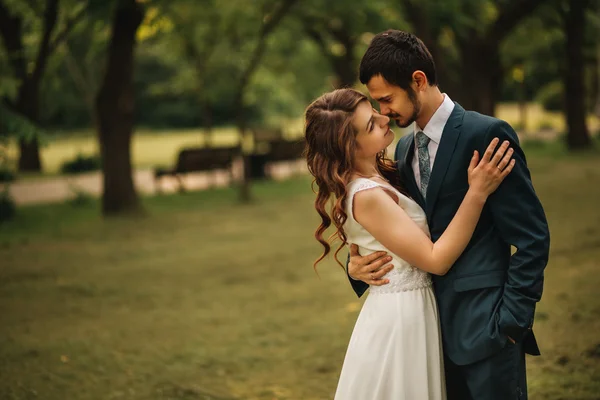 Junges Hochzeitspaar genießt romantische Momente draußen — Stockfoto