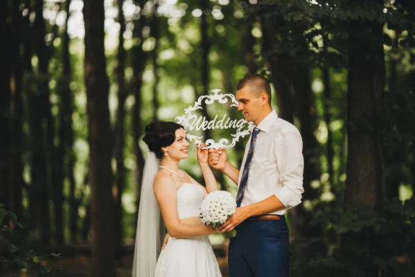 Novia y novio teniendo un momento romántico en el día de su boda — Foto de Stock