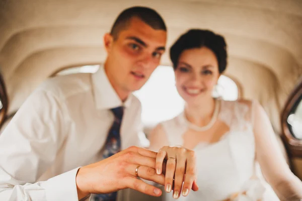 車の中で新郎新婦 — ストック写真