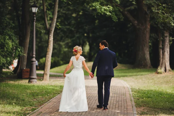 Gelin ve damadın düğün fotoğrafı.