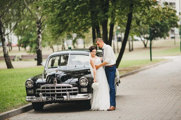 Nevěsta a ženich v autě — Stock fotografie