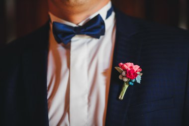 Takım elbiseli seksi adam portresi