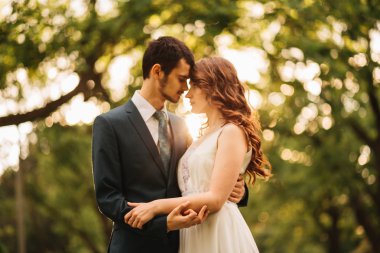 Gelin ve damat onların düğün günü romantik bir an olması