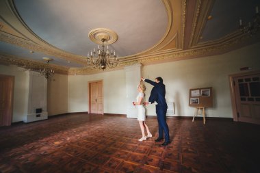 Romantik anlar dışında zevk genç Düğün çifti