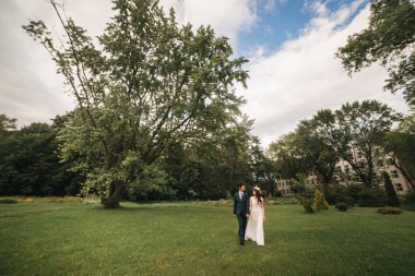 Romantik anlar dışında zevk genç Düğün çifti
