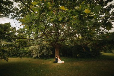 Gelin ve damat onların düğün günü romantik bir an olması