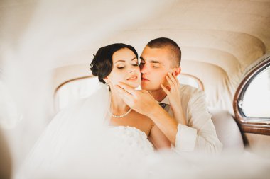 Gelin ve damat bir arabada