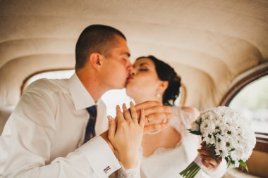 Gelin ve damat bir arabada