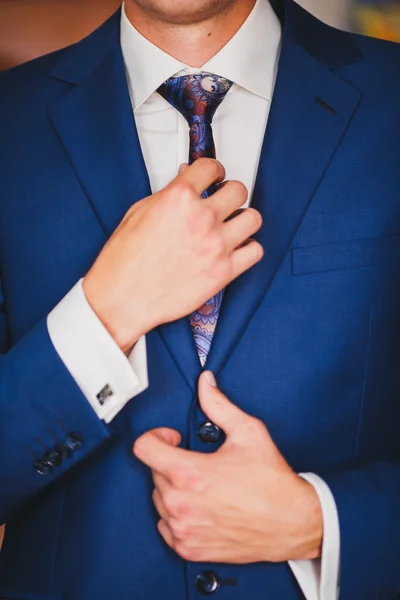 Porträt eines sexy Mannes im Anzug — Stockfoto